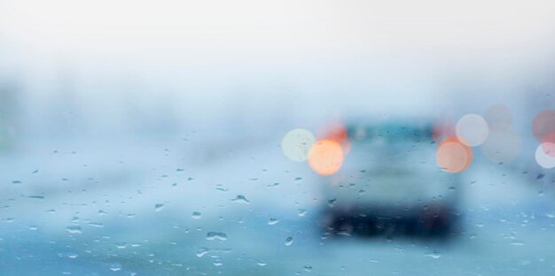 Gotas de lluvia en una ventana de vidrio