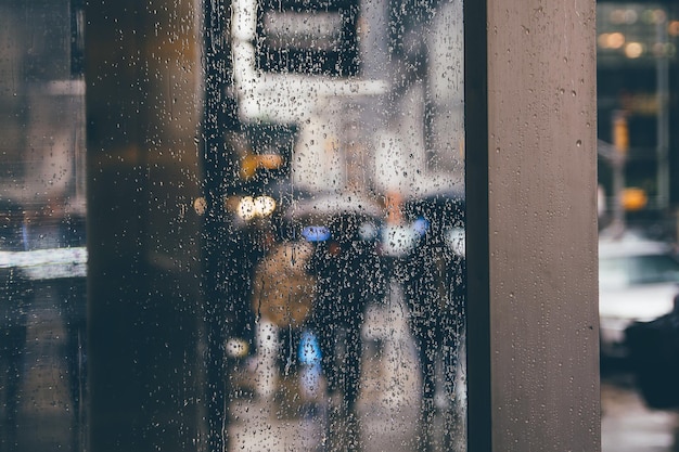 Foto gotas de lluvia en una ventana de vidrio