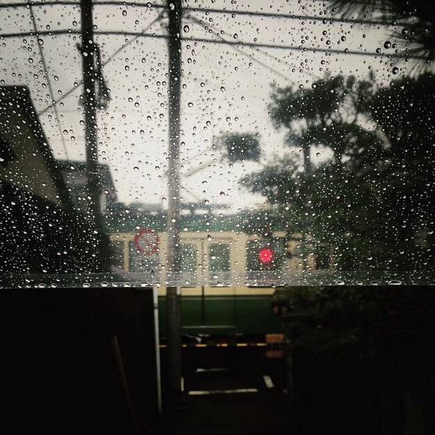 Foto las gotas de lluvia en la ventana de vidrio