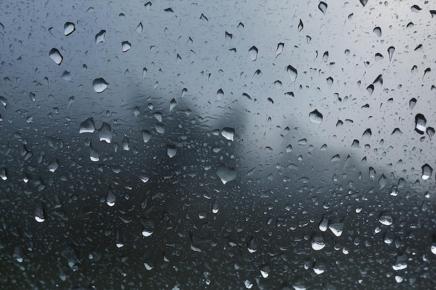 Las gotas de lluvia en la ventana