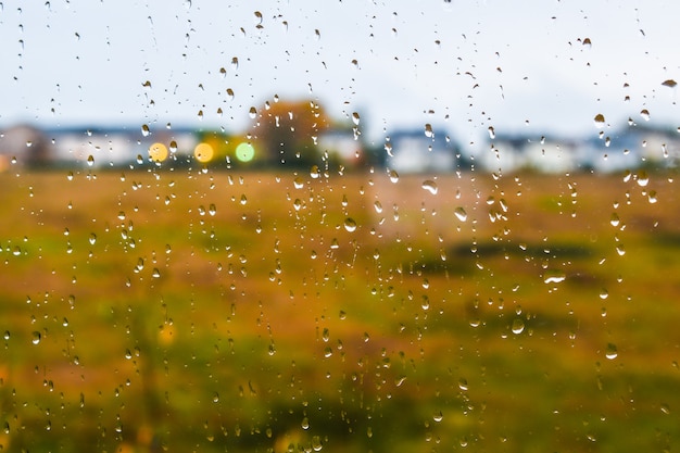 gotas de lluvia en la ventana