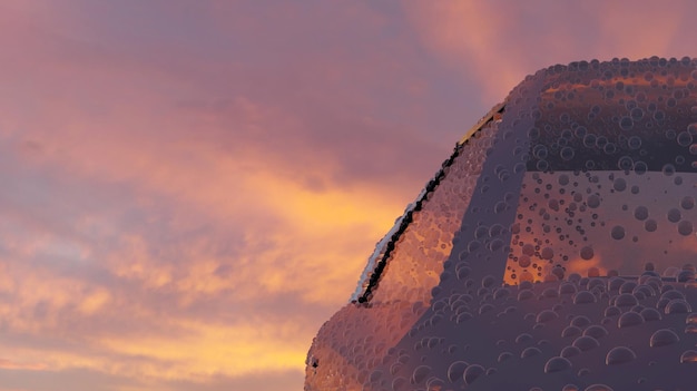 Gotas na carroceria de um carro com céu crepuscular ao pôr do sol no fundo