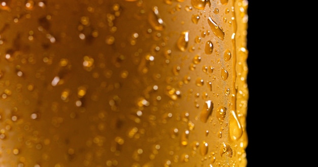 Gotas na cerveja recém derramada detalhe macro delicioso sem foco