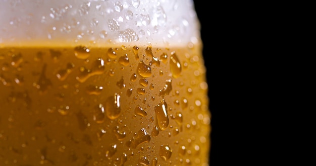 Gotas na cerveja recém derramada detalhe macro delicioso sem foco