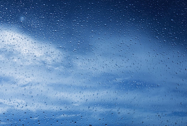 Gotas na superfície azul da janela