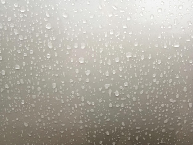 Gotas en pisos de metal brillante para el fondo