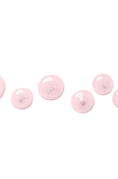 Gotas rosas de gel closeup Producto cosmético para hidratar la piel de la cara o el cuerpo Espacio de copia