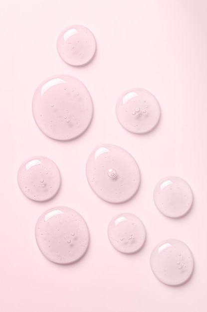 Gotas rosas de gel closeup Producto cosmético para hidratar la piel de la cara o el cuerpo