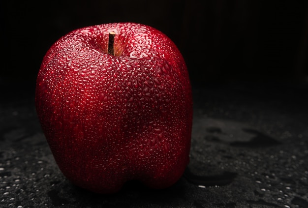 Gotas sobre manzana roja