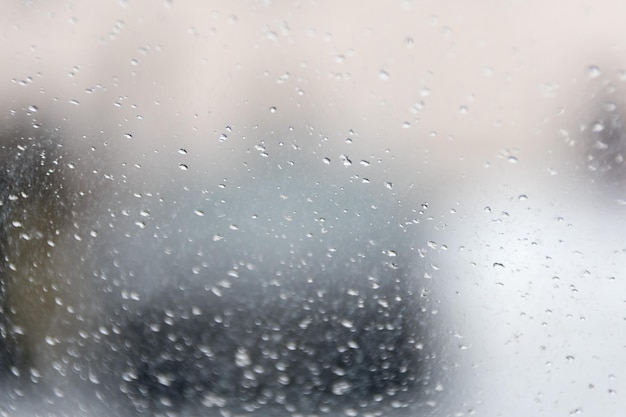 Gotas sobre vidrio una vista desde dentro de la ciudad