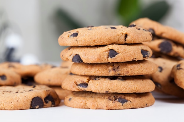 Gotas y trozos de chocolate en galletas de trigo tradicionales