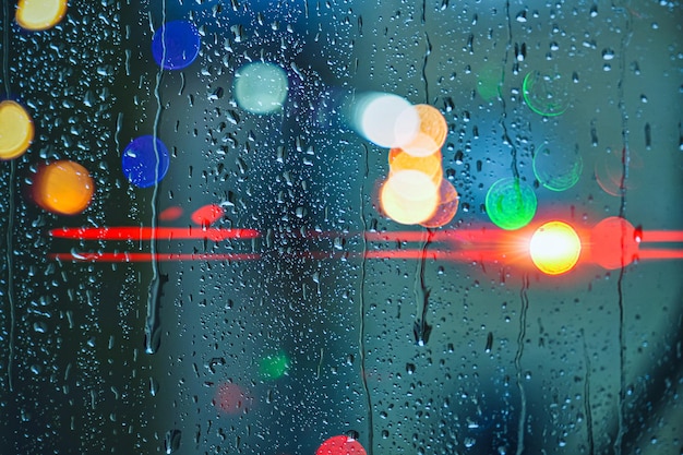 gotas en la ventana y el fondo de las luces de la calle