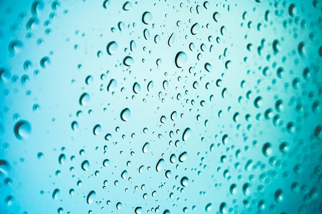 Gotas de vidrio y agua