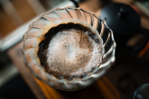 Goteja café em casa, despejando água quente sobre um gotejamento de café