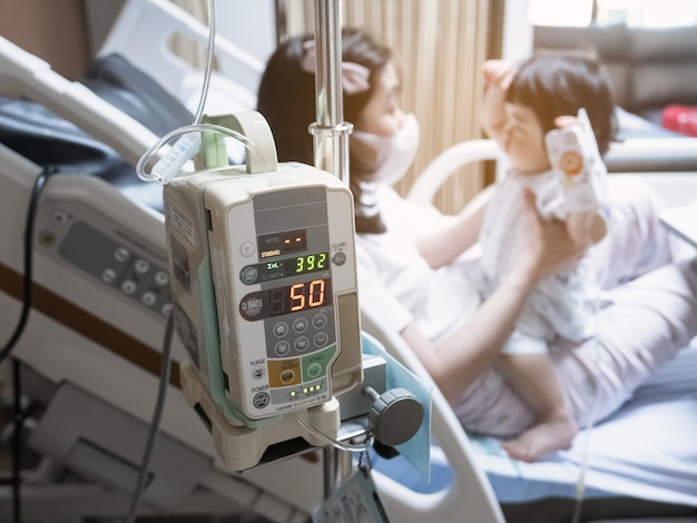 Foto gotejamento da bomba de infusão em pacientes no hospital.