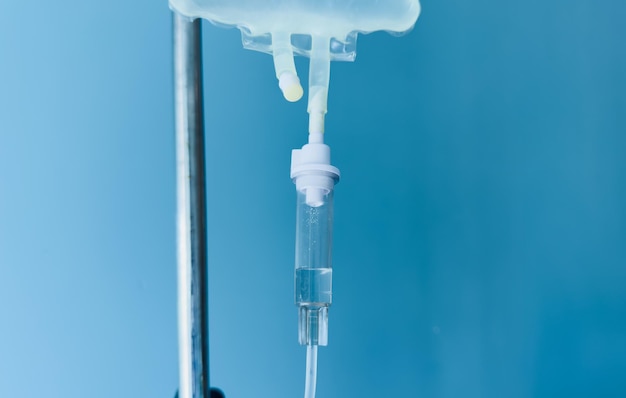 Foto gotejamento intravenoso do hospital com tubos translúcidos e medicação líquida fluindo simbolizando cuidados médicos t