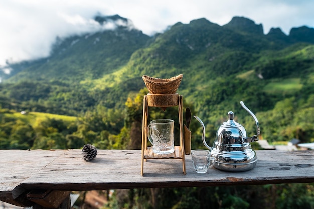 Goteje café na varanda e vista para a montanha