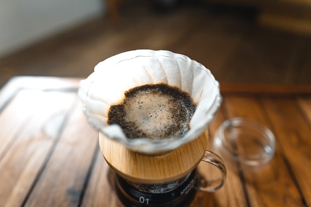 Goteo de café y café lento en casa, gota de agua caliente en el café