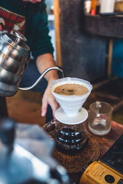 Goteo de café en una cafetería rústica por la mañana