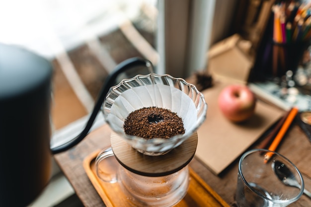 Goteo de café en casa, vertiendo agua caliente sobre un goteo de café