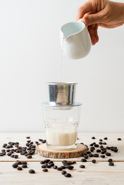 Goteo de café con leche caliente al estilo de Vietnam