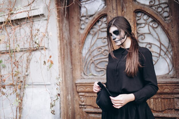 Gothic junge Frau in Halloween Kostüm