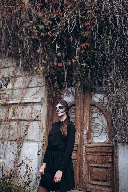 Gothic junge Frau in Halloween Kostüm