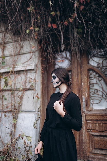 Foto gothic junge frau in halloween kostüm