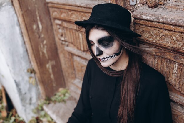 Foto gothic junge frau in halloween kostüm