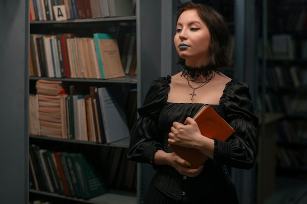 Foto gothic-schüler in der schulbibliothek