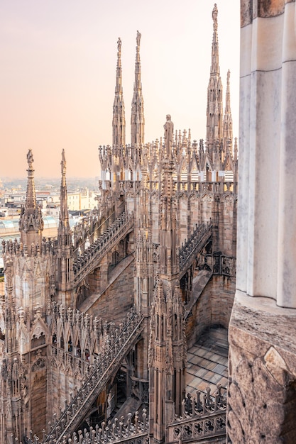 Gotische architektonische Details auf dem Dach des Duomo von Mailand Katholische Kathedrale im Morgenlicht Mailand Italien