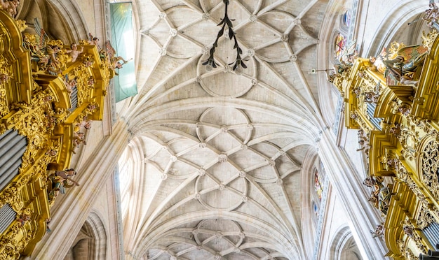 Foto gotische bögen des innenraums der christlichen kirche, stadt segovia, berühmt für ihr römisches aquädukt, in spanien