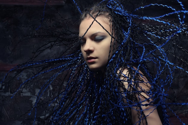 Gotische Frau mit blauen Dreadlocks.