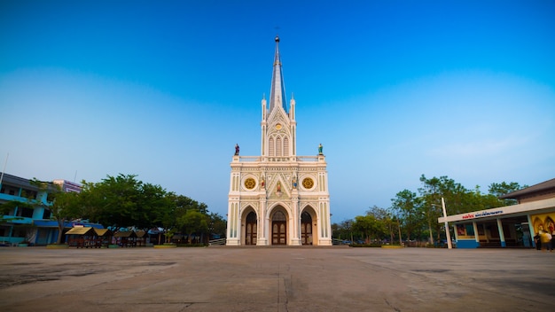 Gotische Kirche im Hintergrund des blauen Himmels, Thailand