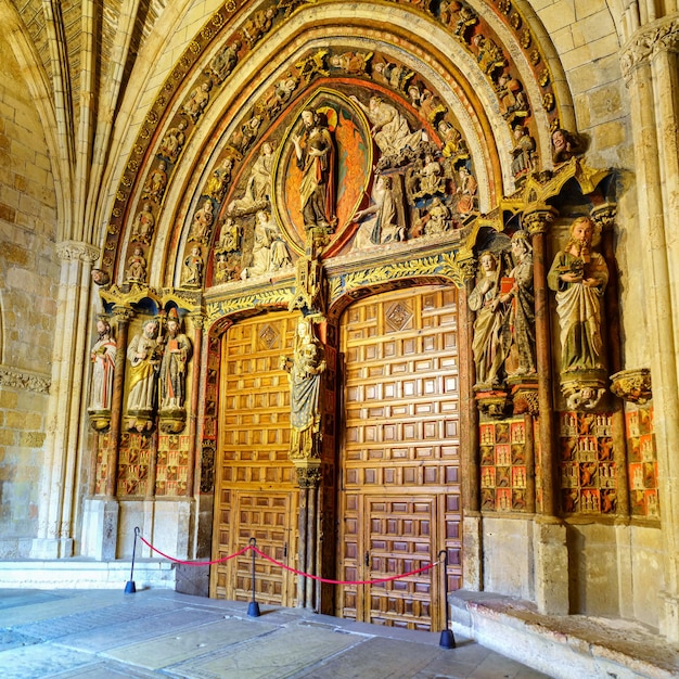 Gotische Türen geschmückt mit Skulpturen aus der Unesco-Kathedrale von Leon Spanien