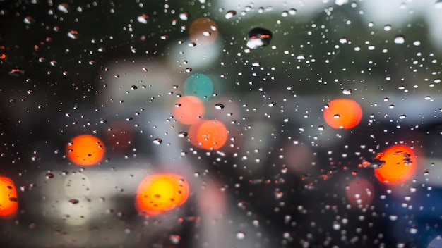 Gotita de lluvia en el parabrisas del coche