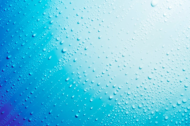 Foto gotitas de agua sobre fondo azul