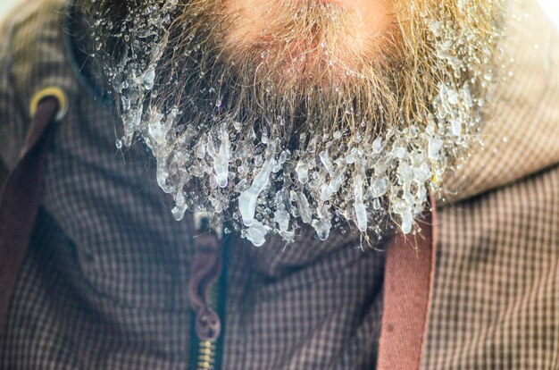 Gotitas congeladas en una barba