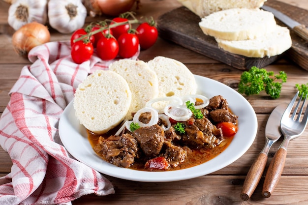 Goulash checo tradicional con albóndigas en la mesa