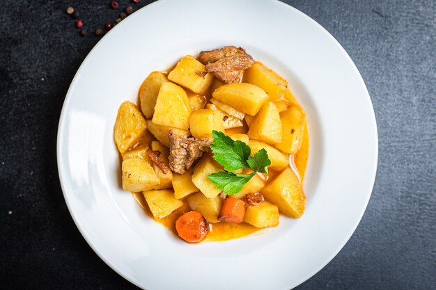 goulash com batata e carne cozida, legumes e carne de porco