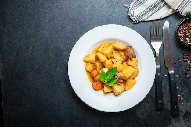 goulash com batata e carne cozida, legumes e carne de porco