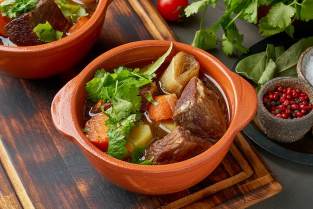 Goulash com pedaços grandes de carne e legumes.