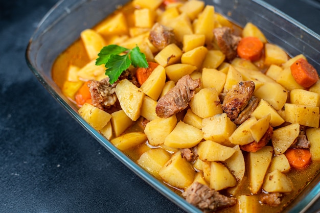 Goulash de carne com batatas cozidas de legumes e porco