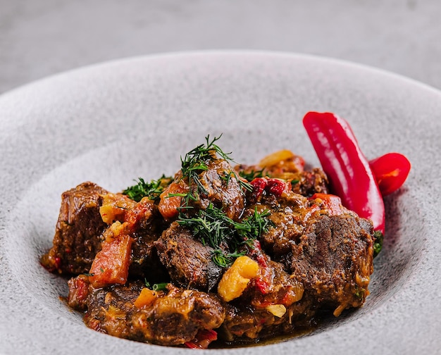 Foto goulash de carne com pimenta vermelha de perto