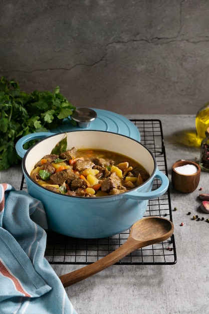 Foto goulash delicioso de alto ângulo em pote azul