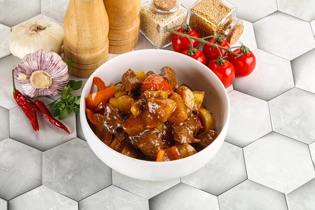 Foto goulash húngaro caseiro com batata