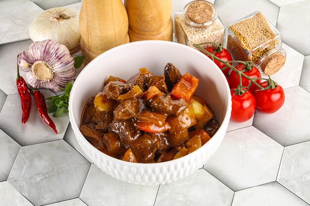 Goulash húngaro caseiro de carne de vaca com batata