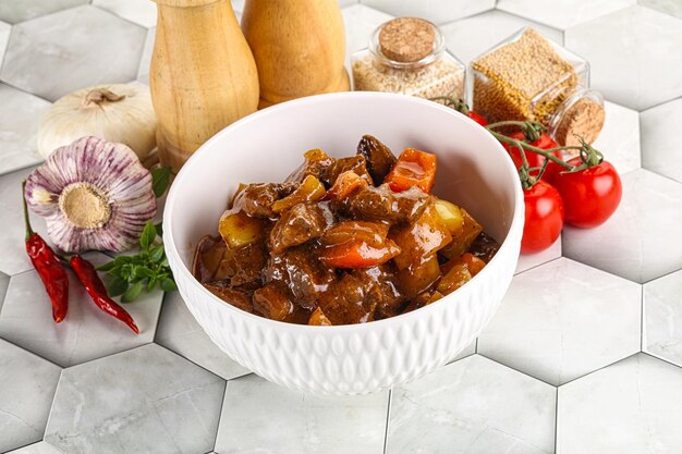 Goulash húngaro caseiro de carne de vaca com pimenta de batata e tomate