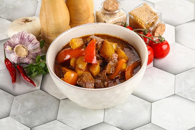 Goulash húngaro de carne caseira com batata, pimenta e tomate