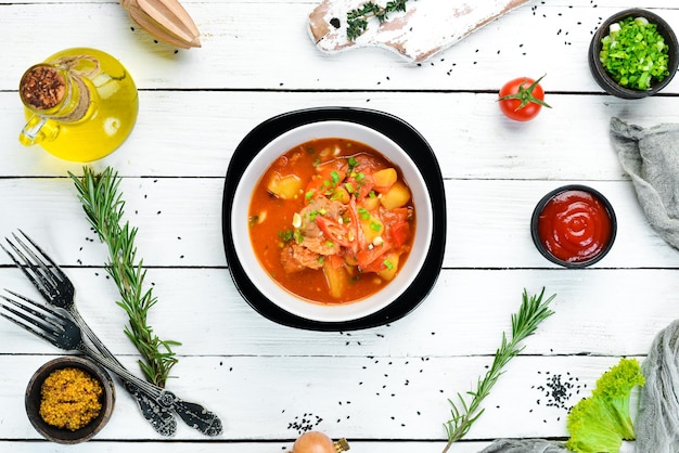 Goulash de ternera Sopa de verduras con ternera Vista superior Espacio libre para el texto